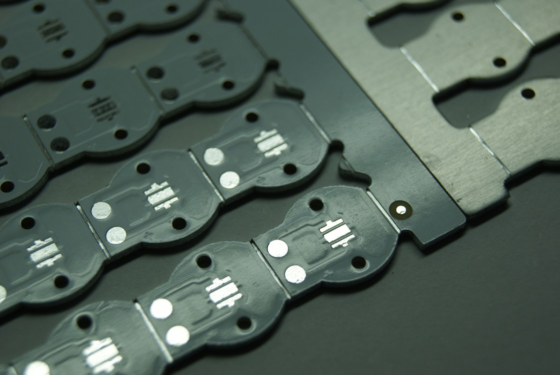 Hochwärmeleitfähige Metall-Leiterplatte mit weißem Siebdruck und 0,1 mm minimaler Siebdruckbrücke für Wärmemanagement