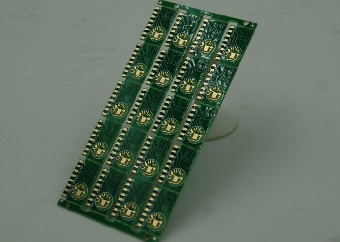 Doppelseitiges PCB mit Oberflächenbehandlung mit Eintauchen von Gold Weiß/Schwarz Seidenwand 1,6 mm 0,075 mm Min Hole Dia